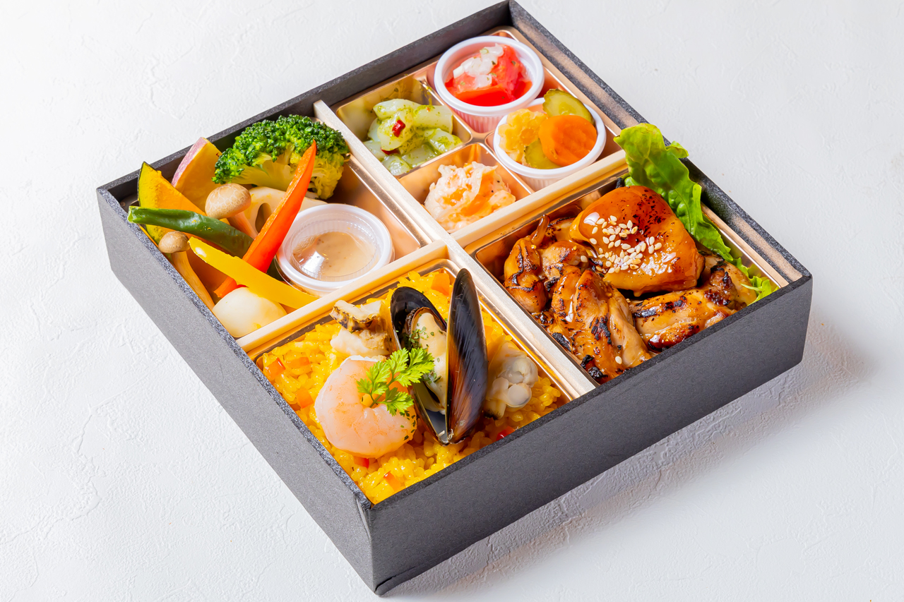 季節の副菜パエリアとグリルチキン洋膳