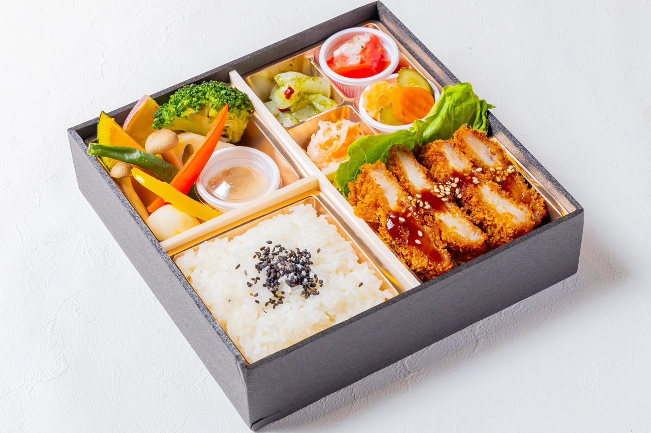 季節の副菜白ごはんとポークカツ御膳